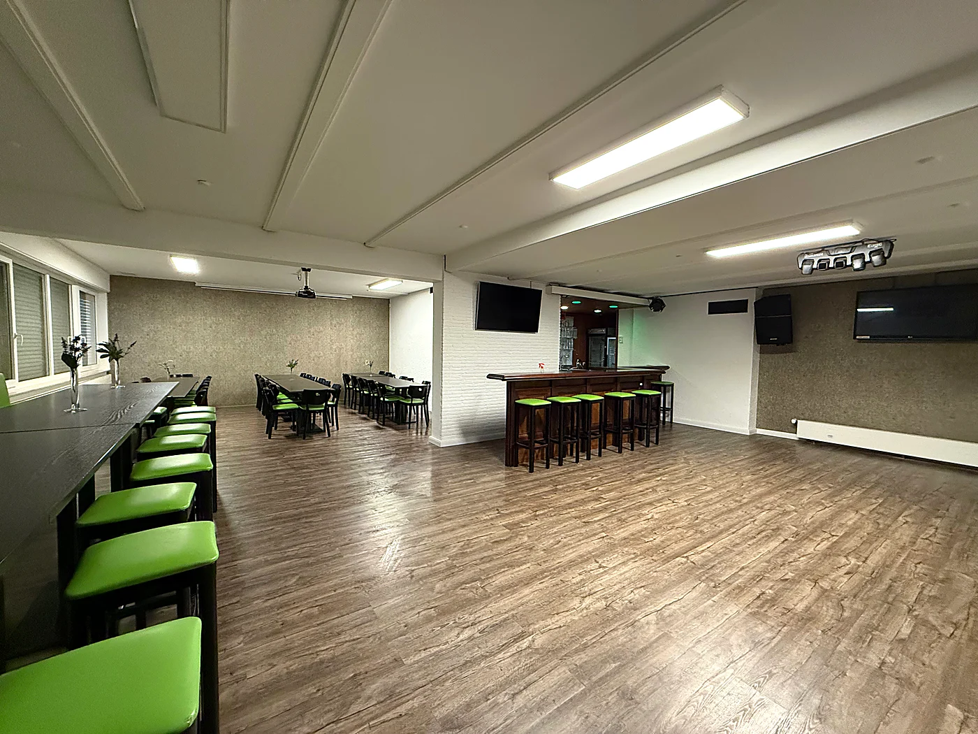 Der Nebensaal mit Bar