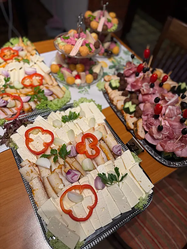 Käse und Speck, rumänisch angerichtet